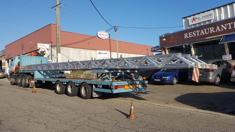 Celosía metálica de gran longitud lista para transporte