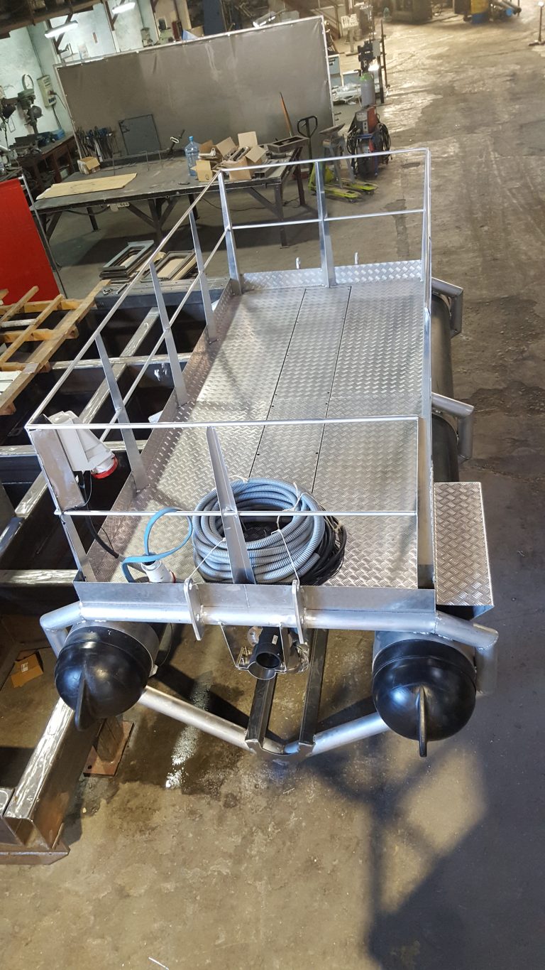 Estructura en aluminio con plataforma y chapa lagrimada