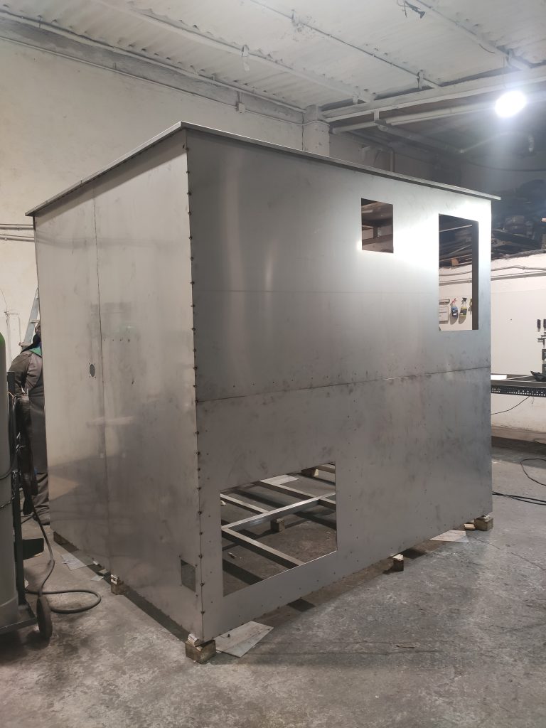 Cabina de inoxidable con aberturas mecanizadas