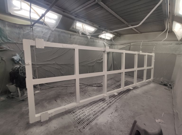 Reja metálica de gran formato acabada en cabina de pintura