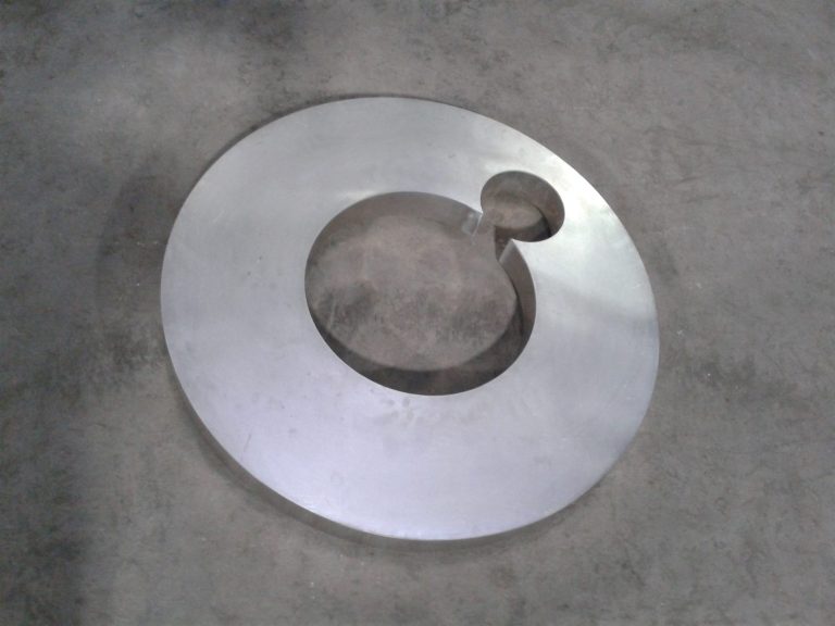 Pieza decorativa circular en acero