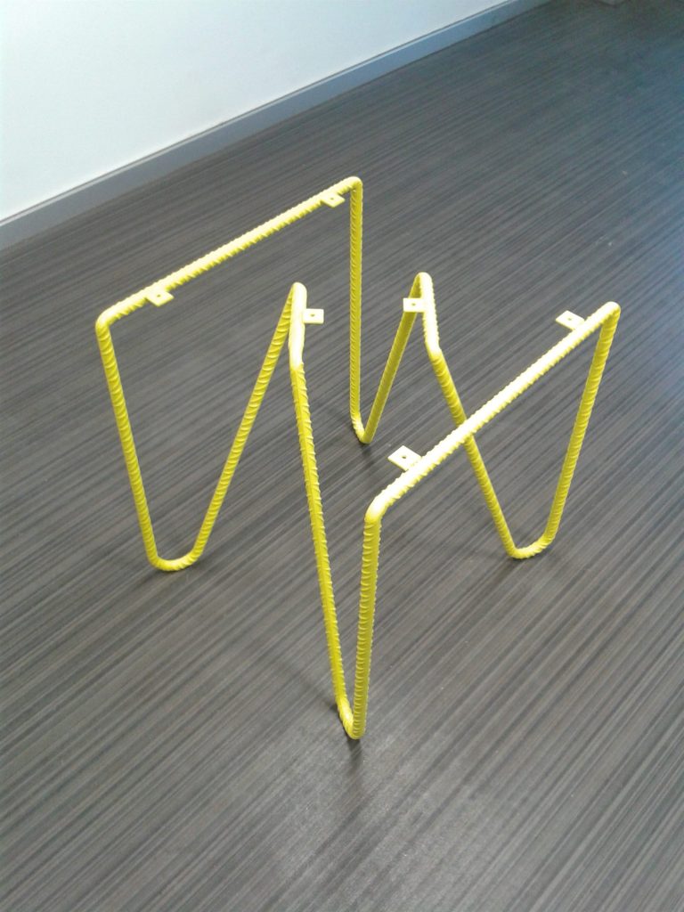 Estructura de mesa en acero lacado amarillo