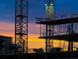 Estructura metálica para nave industrial en construcción